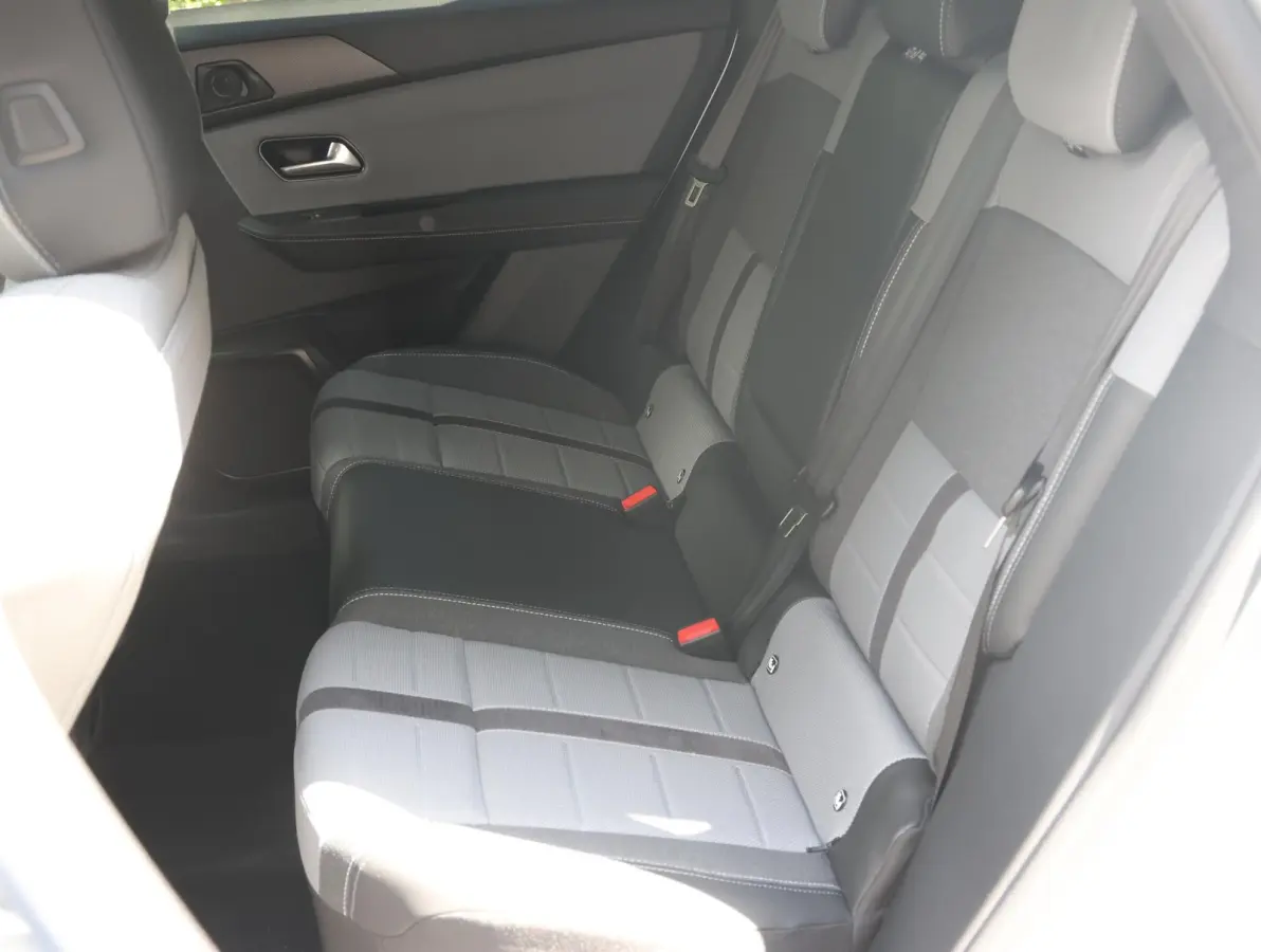 GS 73 kWh | AGR stoelen | Navigatie 16" | Apple en Android 19"lichtmetalen velgen | Verlicht Opel-logo |