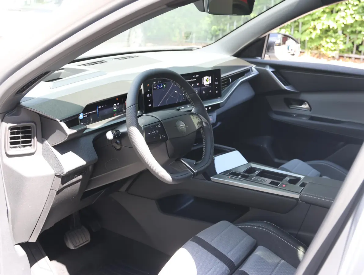 GS 73 kWh | AGR stoelen | Navigatie 16" | Apple en Android 19"lichtmetalen velgen | Verlicht Opel-logo |