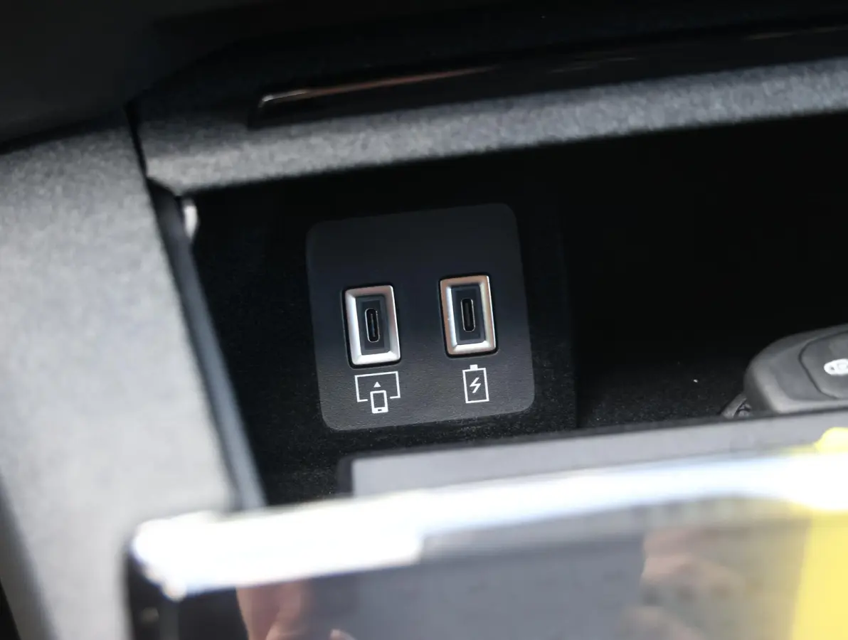 GS 73 kWh | AGR stoelen | Navigatie 16" | Apple en Android 19"lichtmetalen velgen | Verlicht Opel-logo |