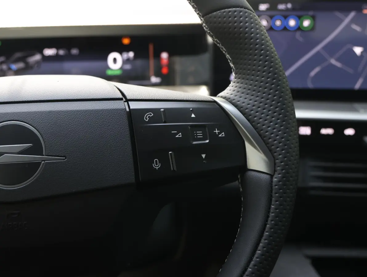 GS 73 kWh | AGR stoelen | Navigatie 16" | Apple en Android 19"lichtmetalen velgen | Verlicht Opel-logo |