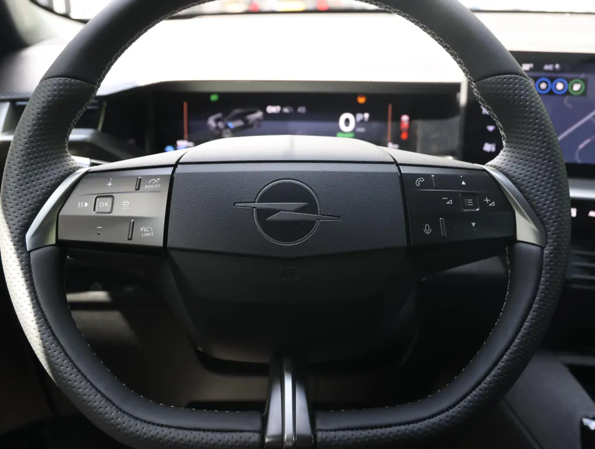 GS 73 kWh | AGR stoelen | Navigatie 16" | Apple en Android 19"lichtmetalen velgen | Verlicht Opel-logo |