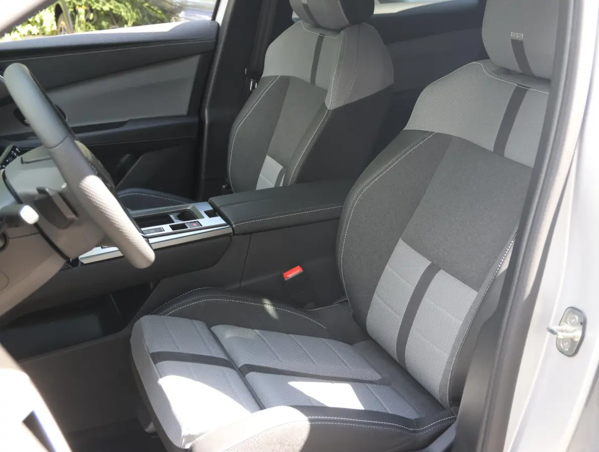 GS 73 kWh | AGR stoelen | Navigatie 16" | Apple en Android 19"lichtmetalen velgen | Verlicht Opel-logo |