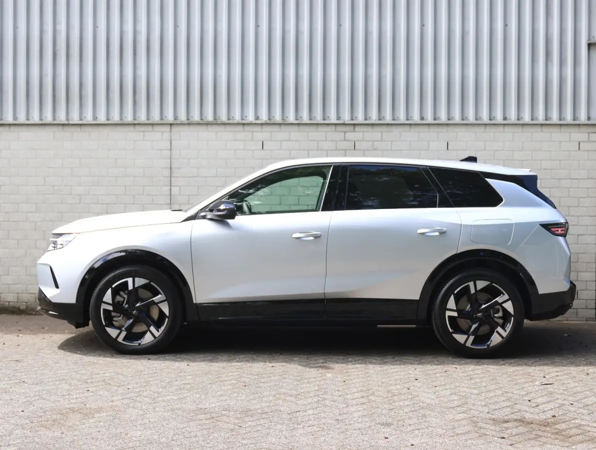 GS 73 kWh | AGR stoelen | Navigatie 16" | Apple en Android 19"lichtmetalen velgen | Verlicht Opel-logo |