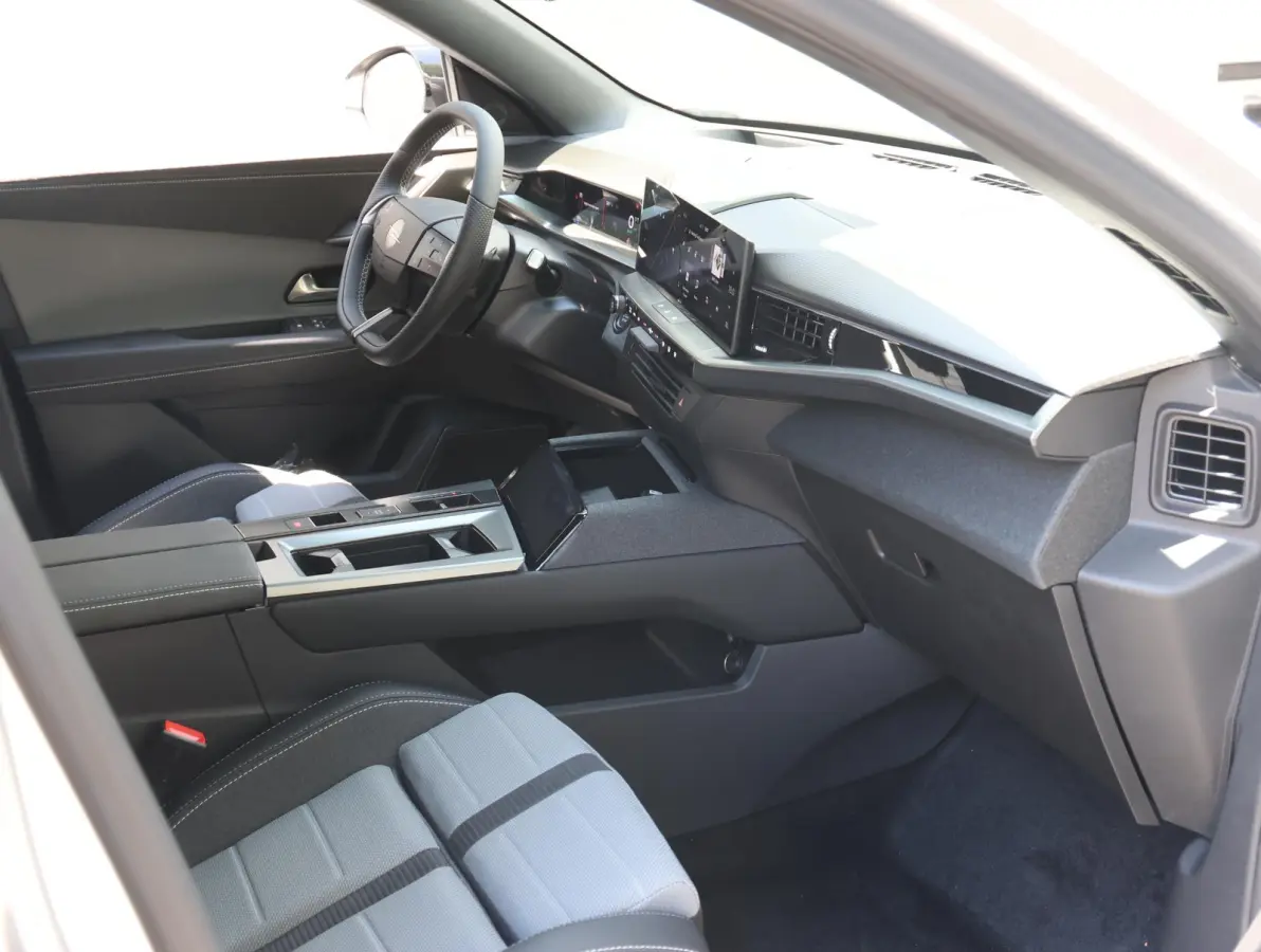 GS 73 kWh | AGR stoelen | Navigatie 16" | Apple en Android 19"lichtmetalen velgen | Verlicht Opel-logo |