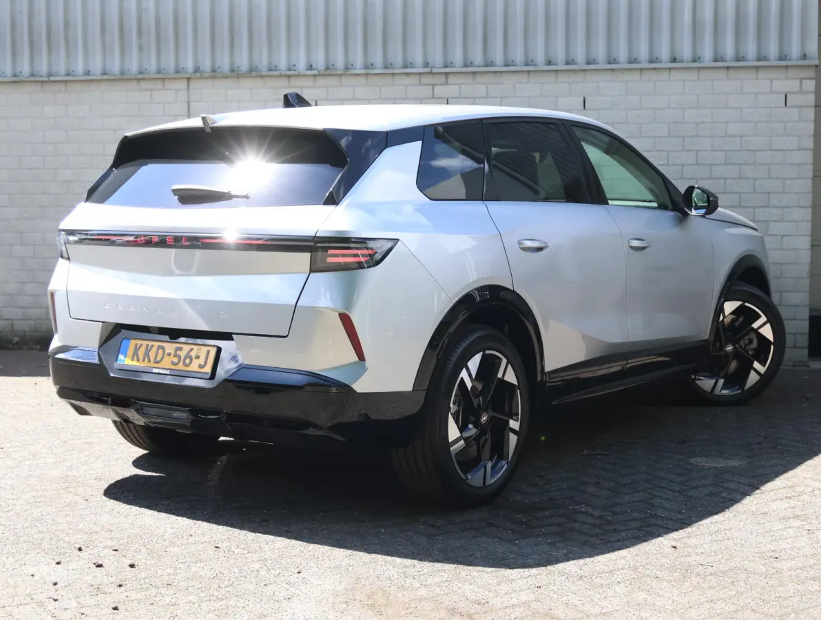 GS 73 kWh | AGR stoelen | Navigatie 16" | Apple en Android 19"lichtmetalen velgen | Verlicht Opel-logo |
