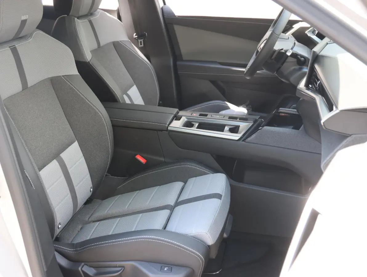 GS 73 kWh | AGR stoelen | Navigatie 16" | Apple en Android 19"lichtmetalen velgen | Verlicht Opel-logo |