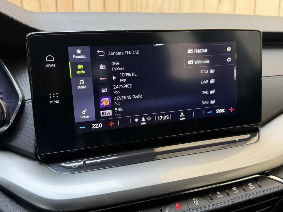 1.0 TSI Ambition Apple CarPlay/Android Auto | Climate & cruise control | LED verlichting | Lichtmetalen velgen | Navigatiesysteem | Parkeersensoren achter | Trekhaak