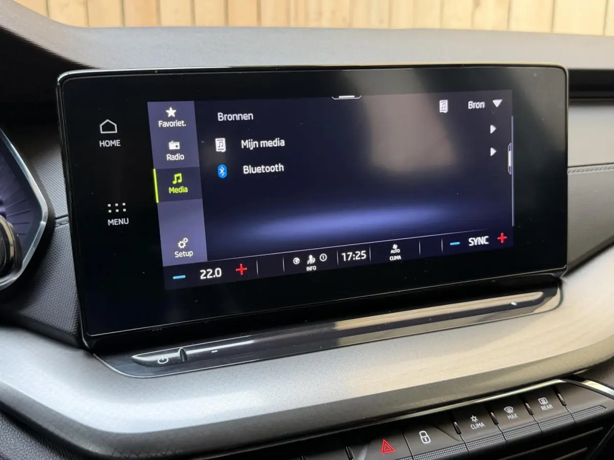 1.0 TSI Ambition Apple CarPlay/Android Auto | Climate & cruise control | LED verlichting | Lichtmetalen velgen | Navigatiesysteem | Parkeersensoren achter | Trekhaak
