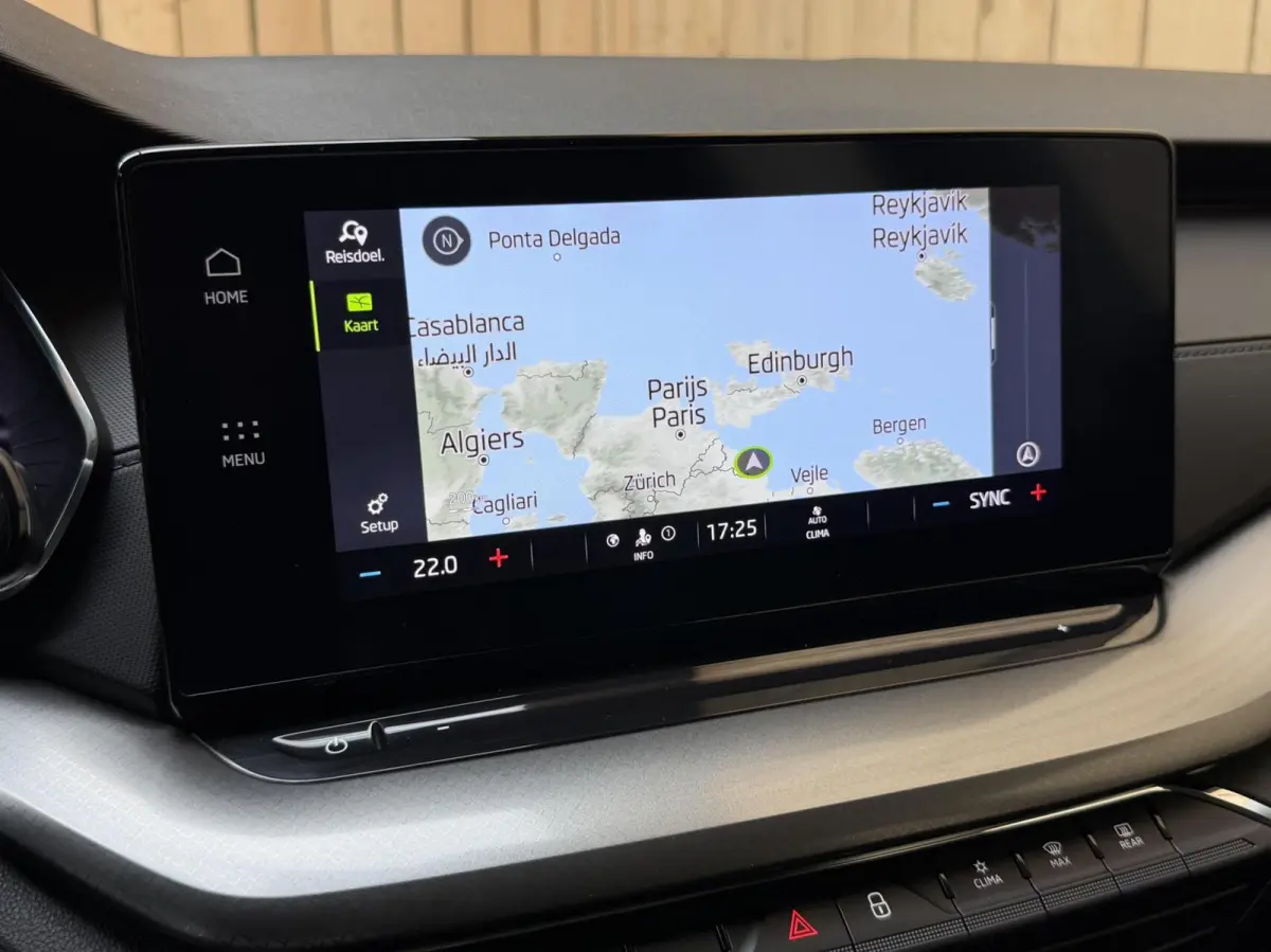 1.0 TSI Ambition Apple CarPlay/Android Auto | Climate & cruise control | LED verlichting | Lichtmetalen velgen | Navigatiesysteem | Parkeersensoren achter | Trekhaak