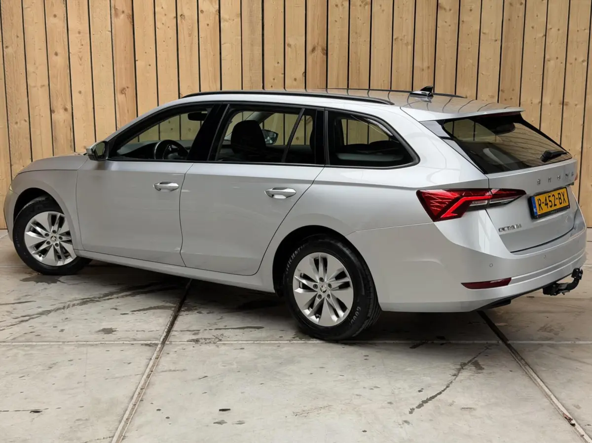 1.0 TSI Ambition Apple CarPlay/Android Auto | Climate & cruise control | LED verlichting | Lichtmetalen velgen | Navigatiesysteem | Parkeersensoren achter | Trekhaak