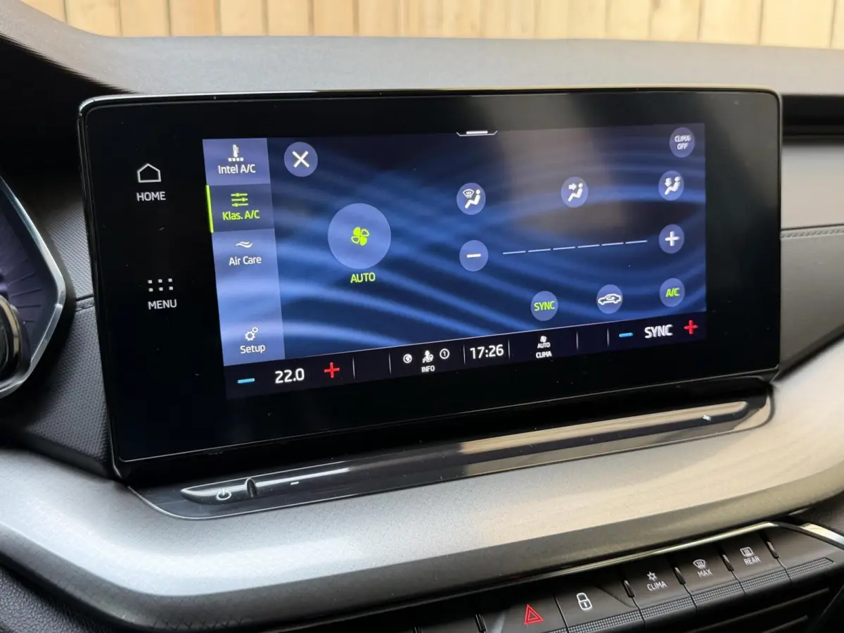 1.0 TSI Ambition Apple CarPlay/Android Auto | Climate & cruise control | LED verlichting | Lichtmetalen velgen | Navigatiesysteem | Parkeersensoren achter | Trekhaak
