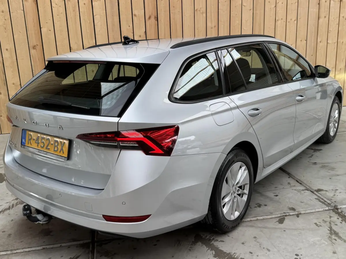1.0 TSI Ambition Apple CarPlay/Android Auto | Climate & cruise control | LED verlichting | Lichtmetalen velgen | Navigatiesysteem | Parkeersensoren achter | Trekhaak