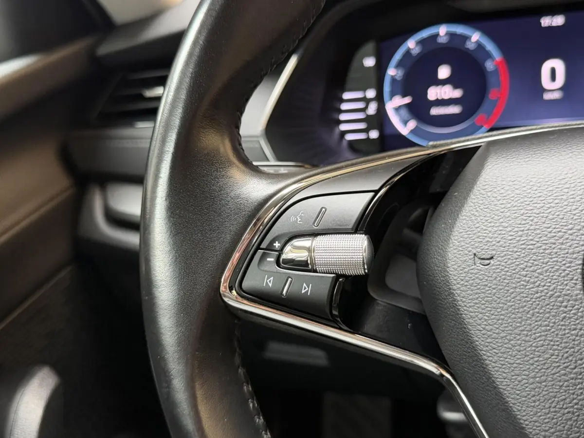1.0 TSI Ambition Apple CarPlay/Android Auto | Climate & cruise control | LED verlichting | Lichtmetalen velgen | Navigatiesysteem | Parkeersensoren achter | Trekhaak