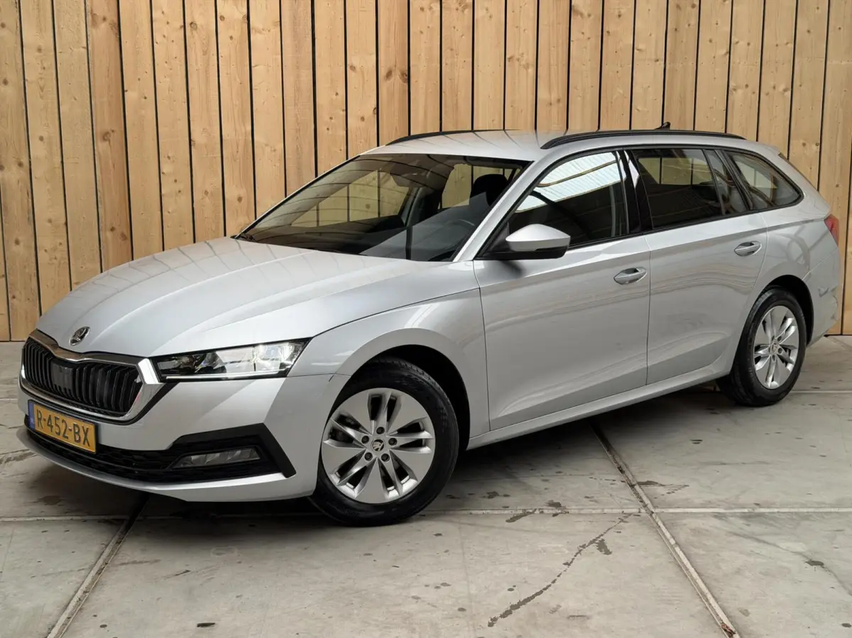 1.0 TSI Ambition Apple CarPlay/Android Auto | Climate & cruise control | LED verlichting | Lichtmetalen velgen | Navigatiesysteem | Parkeersensoren achter | Trekhaak