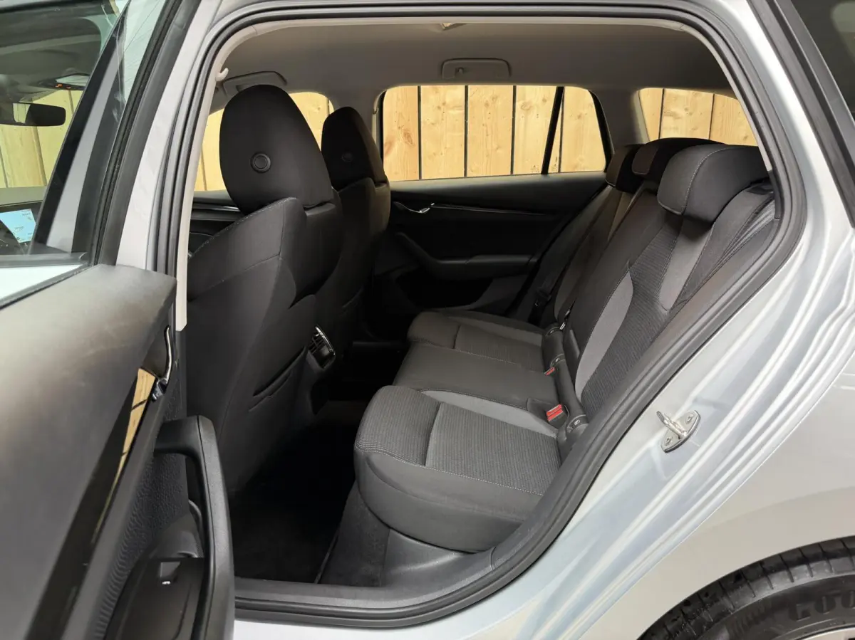 1.0 TSI Ambition Apple CarPlay/Android Auto | Climate & cruise control | LED verlichting | Lichtmetalen velgen | Navigatiesysteem | Parkeersensoren achter | Trekhaak