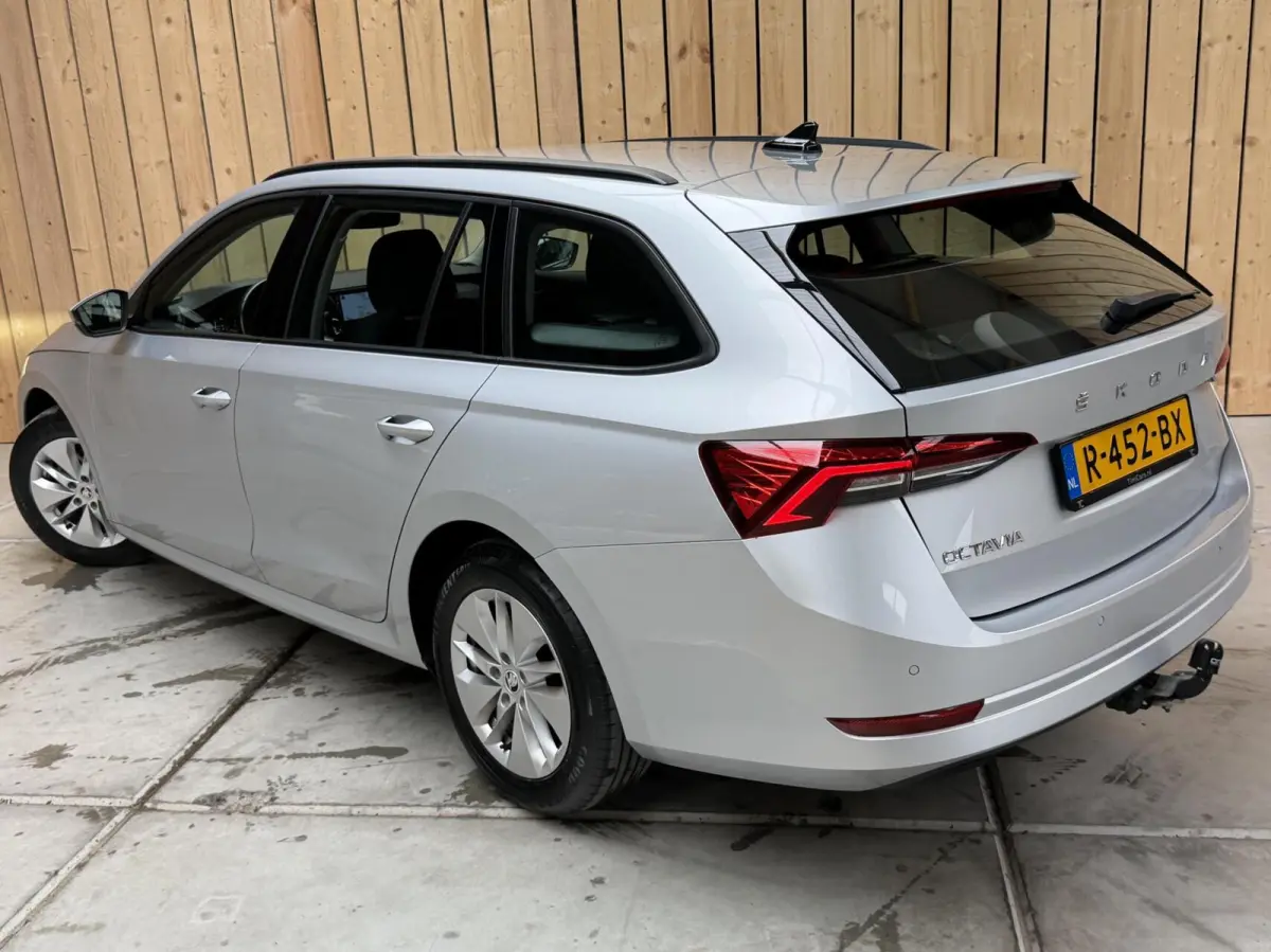 1.0 TSI Ambition Apple CarPlay/Android Auto | Climate & cruise control | LED verlichting | Lichtmetalen velgen | Navigatiesysteem | Parkeersensoren achter | Trekhaak