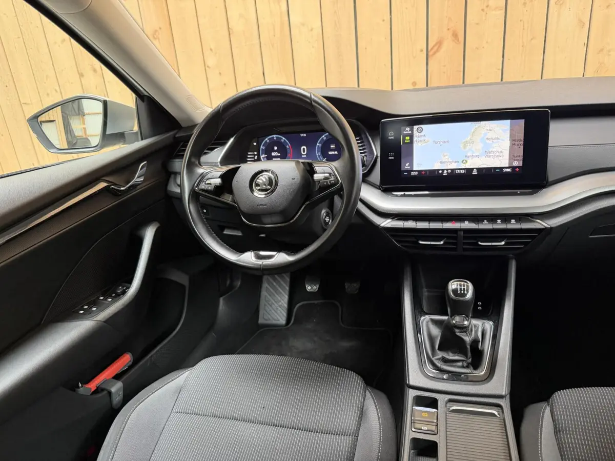 1.0 TSI Ambition Apple CarPlay/Android Auto | Climate & cruise control | LED verlichting | Lichtmetalen velgen | Navigatiesysteem | Parkeersensoren achter | Trekhaak