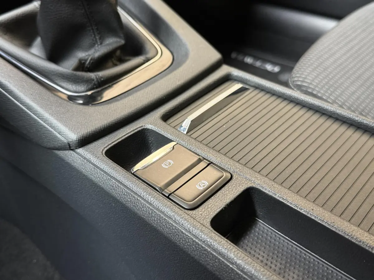 1.0 TSI Ambition Apple CarPlay/Android Auto | Climate & cruise control | LED verlichting | Lichtmetalen velgen | Navigatiesysteem | Parkeersensoren achter | Trekhaak