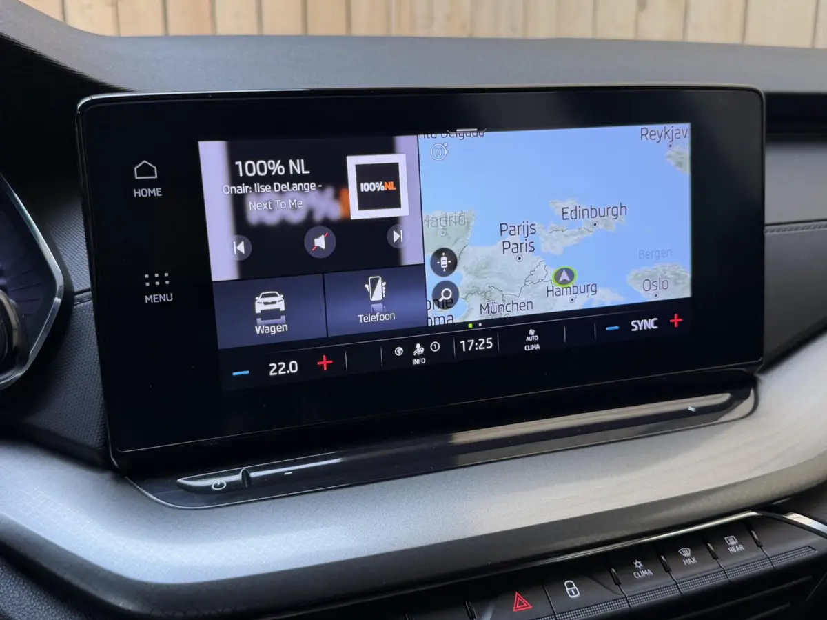 1.0 TSI Ambition Apple CarPlay/Android Auto | Climate & cruise control | LED verlichting | Lichtmetalen velgen | Navigatiesysteem | Parkeersensoren achter | Trekhaak