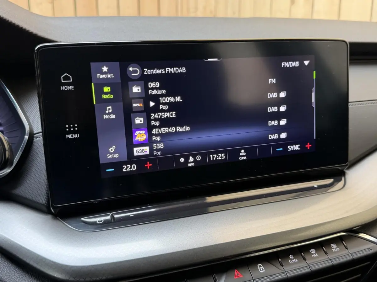 1.0 TSI Ambition Apple CarPlay/Android Auto | Climate & cruise control | LED verlichting | Lichtmetalen velgen | Navigatiesysteem | Parkeersensoren achter | Trekhaak