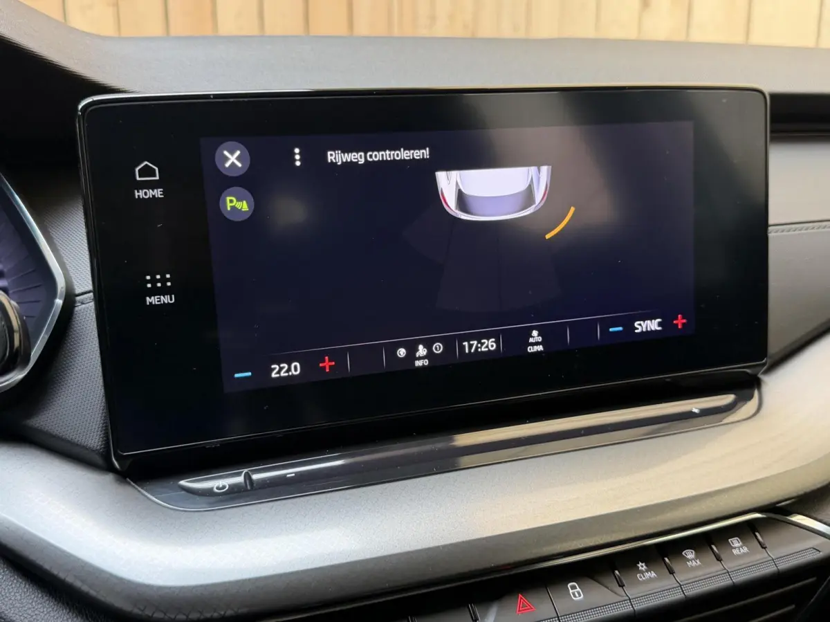 1.0 TSI Ambition Apple CarPlay/Android Auto | Climate & cruise control | LED verlichting | Lichtmetalen velgen | Navigatiesysteem | Parkeersensoren achter | Trekhaak