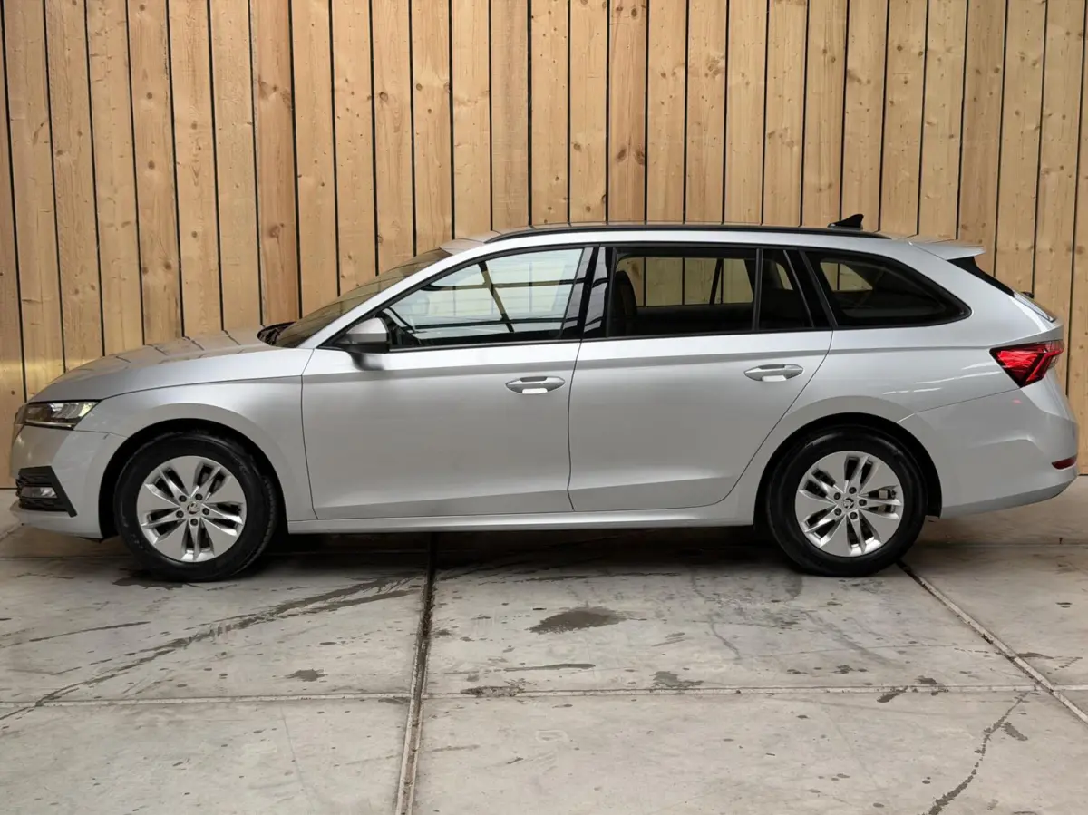 1.0 TSI Ambition Apple CarPlay/Android Auto | Climate & cruise control | LED verlichting | Lichtmetalen velgen | Navigatiesysteem | Parkeersensoren achter | Trekhaak