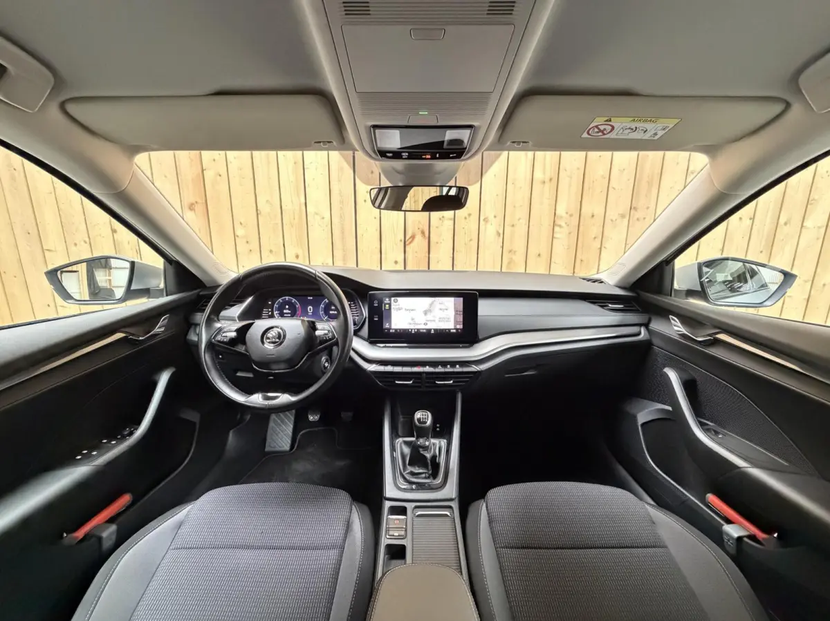 1.0 TSI Ambition Apple CarPlay/Android Auto | Climate & cruise control | LED verlichting | Lichtmetalen velgen | Navigatiesysteem | Parkeersensoren achter | Trekhaak