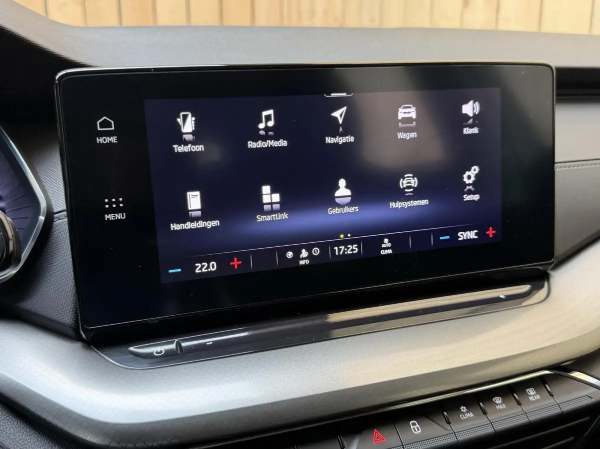 1.0 TSI Ambition Apple CarPlay/Android Auto | Climate & cruise control | LED verlichting | Lichtmetalen velgen | Navigatiesysteem | Parkeersensoren achter | Trekhaak