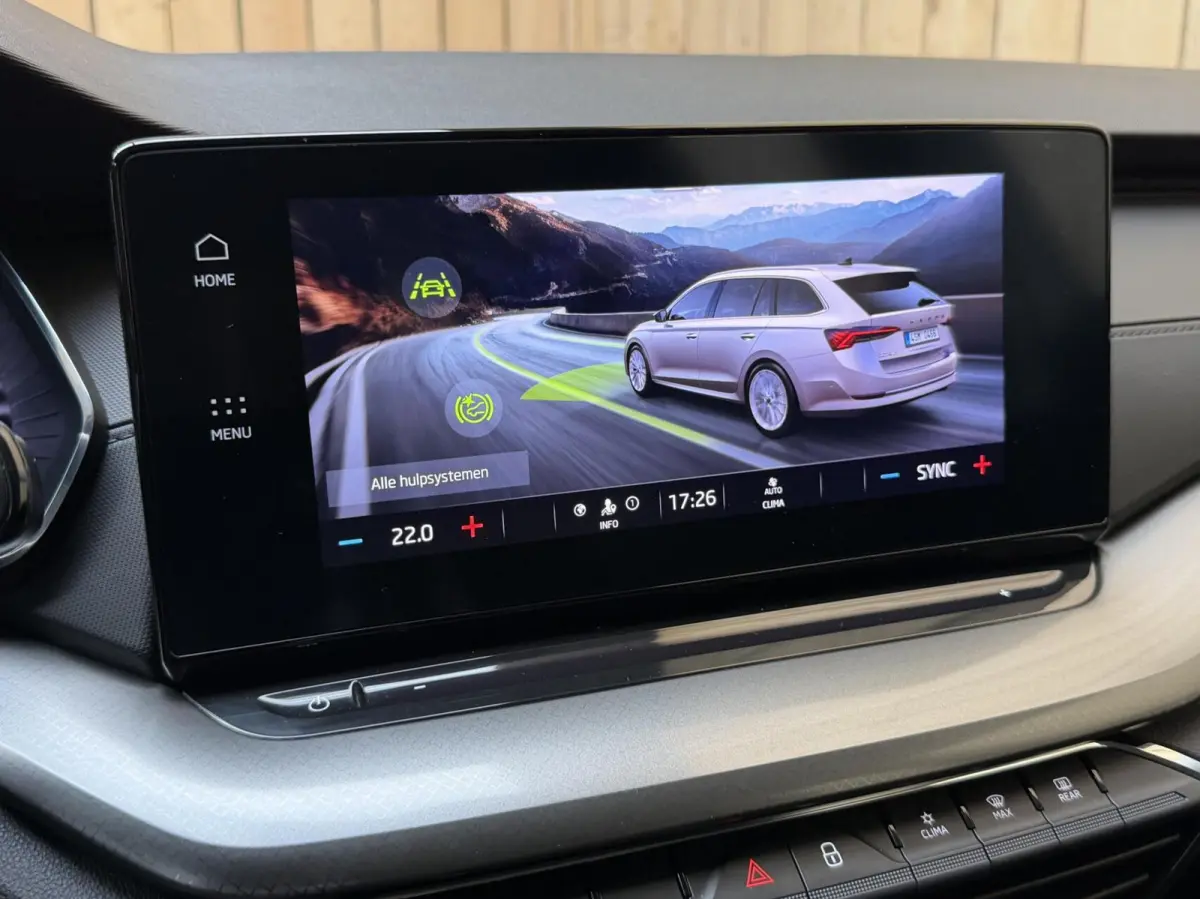 1.0 TSI Ambition Apple CarPlay/Android Auto | Climate & cruise control | LED verlichting | Lichtmetalen velgen | Navigatiesysteem | Parkeersensoren achter | Trekhaak