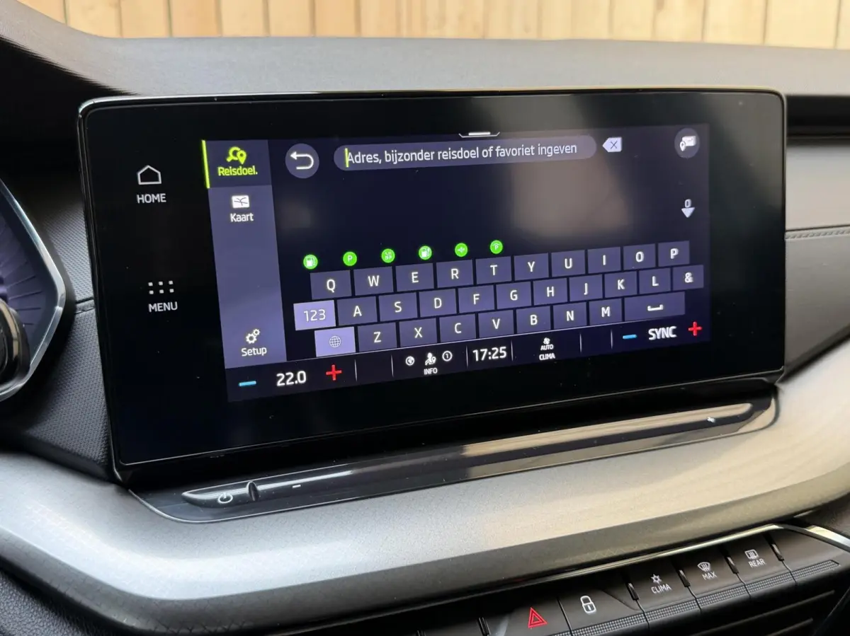 1.0 TSI Ambition Apple CarPlay/Android Auto | Climate & cruise control | LED verlichting | Lichtmetalen velgen | Navigatiesysteem | Parkeersensoren achter | Trekhaak