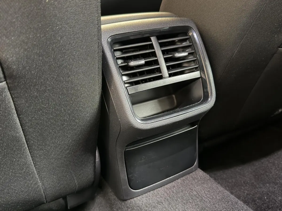 1.0 TSI Ambition Apple CarPlay/Android Auto | Climate & cruise control | LED verlichting | Lichtmetalen velgen | Navigatiesysteem | Parkeersensoren achter | Trekhaak