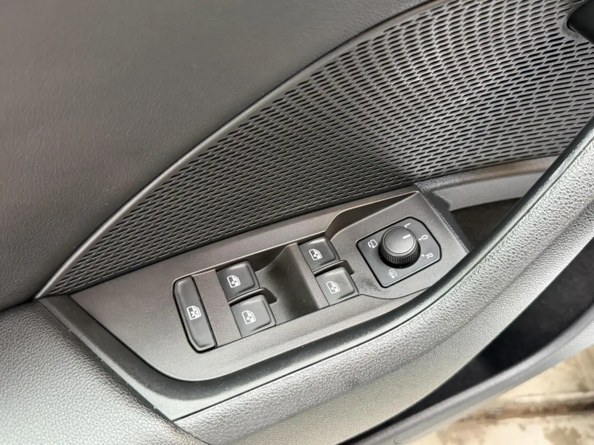 1.0 TSI Ambition Apple CarPlay/Android Auto | Climate & cruise control | LED verlichting | Lichtmetalen velgen | Navigatiesysteem | Parkeersensoren achter | Trekhaak