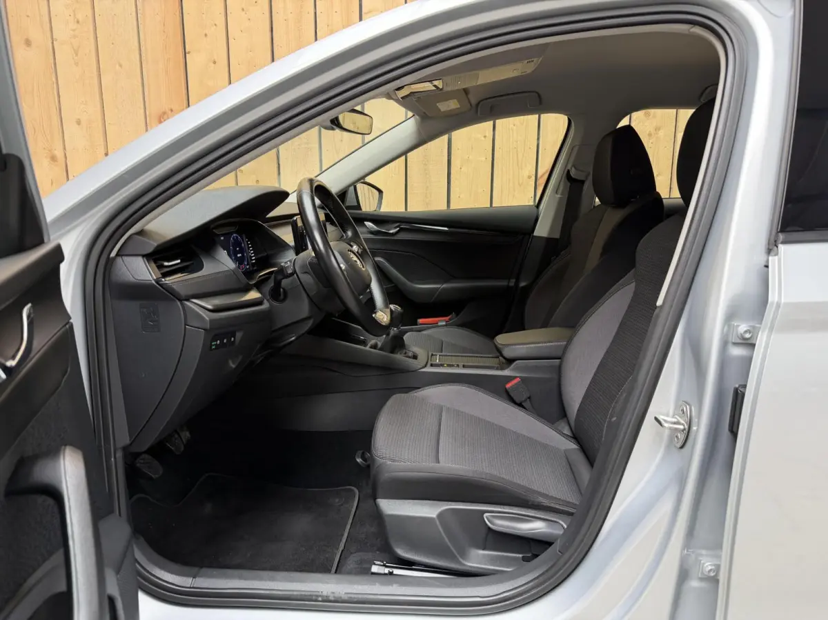 1.0 TSI Ambition Apple CarPlay/Android Auto | Climate & cruise control | LED verlichting | Lichtmetalen velgen | Navigatiesysteem | Parkeersensoren achter | Trekhaak