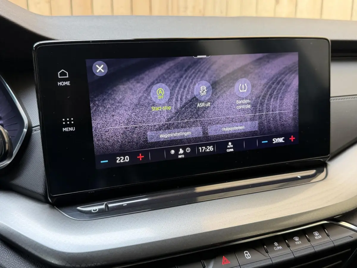 1.0 TSI Ambition Apple CarPlay/Android Auto | Climate & cruise control | LED verlichting | Lichtmetalen velgen | Navigatiesysteem | Parkeersensoren achter | Trekhaak