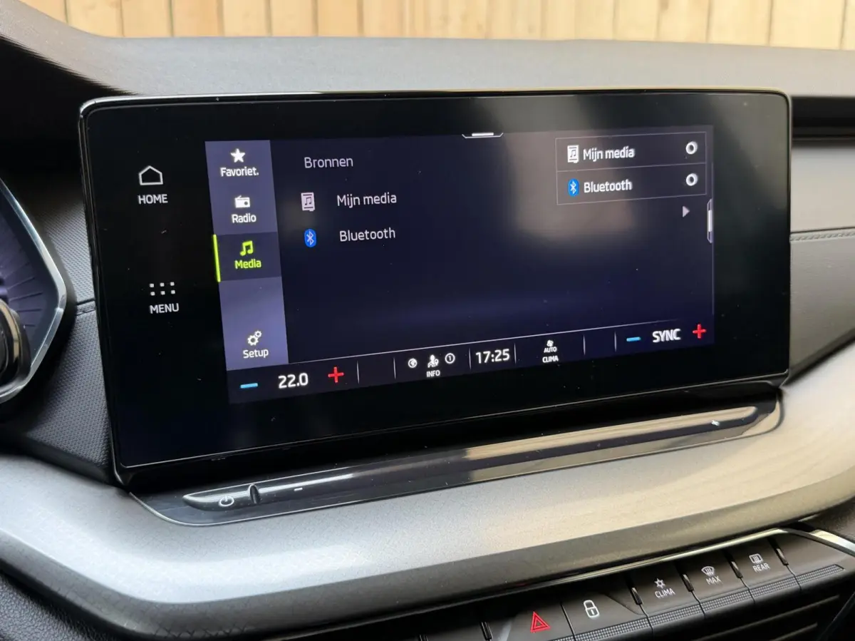 1.0 TSI Ambition Apple CarPlay/Android Auto | Climate & cruise control | LED verlichting | Lichtmetalen velgen | Navigatiesysteem | Parkeersensoren achter | Trekhaak