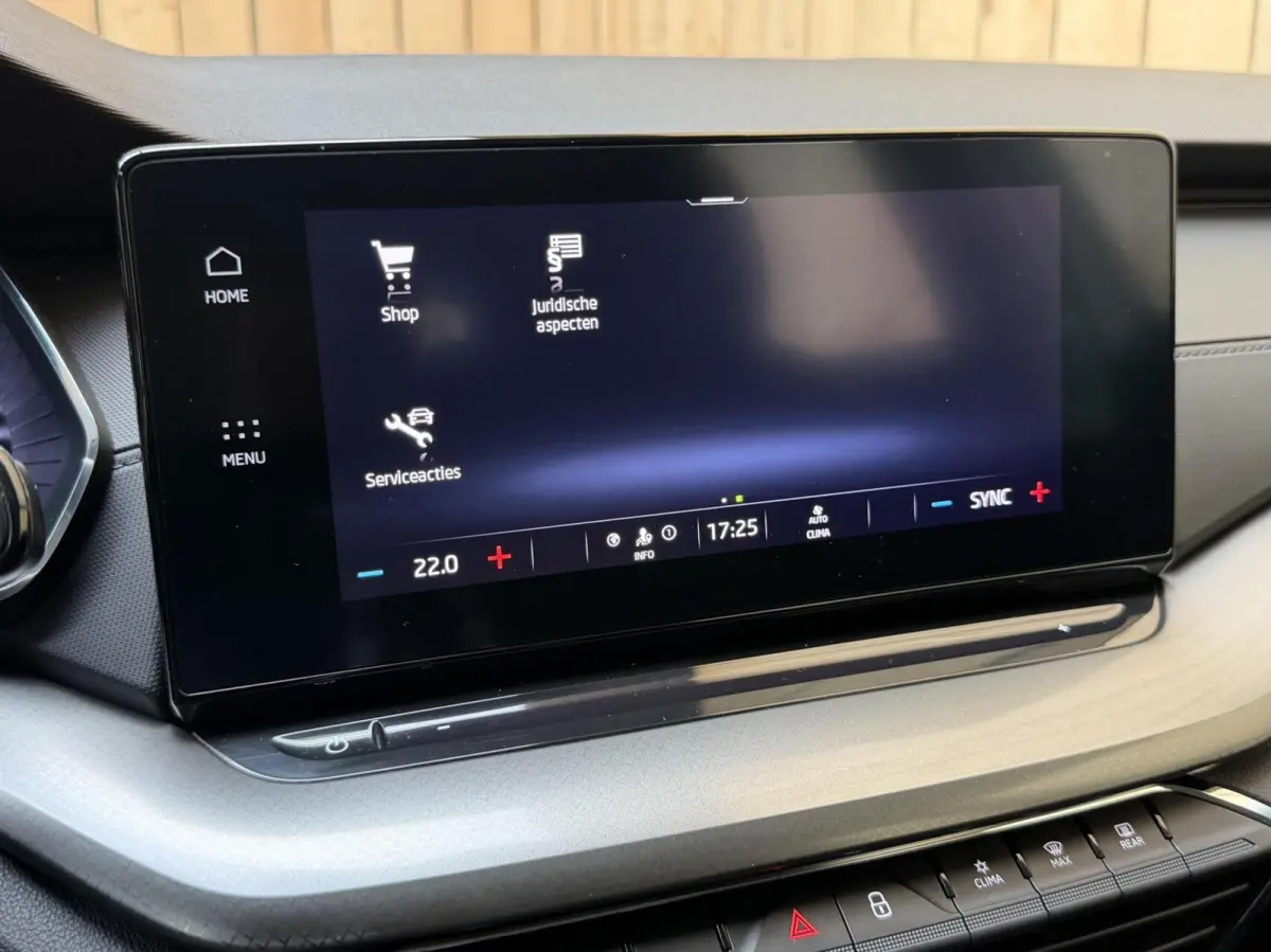 1.0 TSI Ambition Apple CarPlay/Android Auto | Climate & cruise control | LED verlichting | Lichtmetalen velgen | Navigatiesysteem | Parkeersensoren achter | Trekhaak