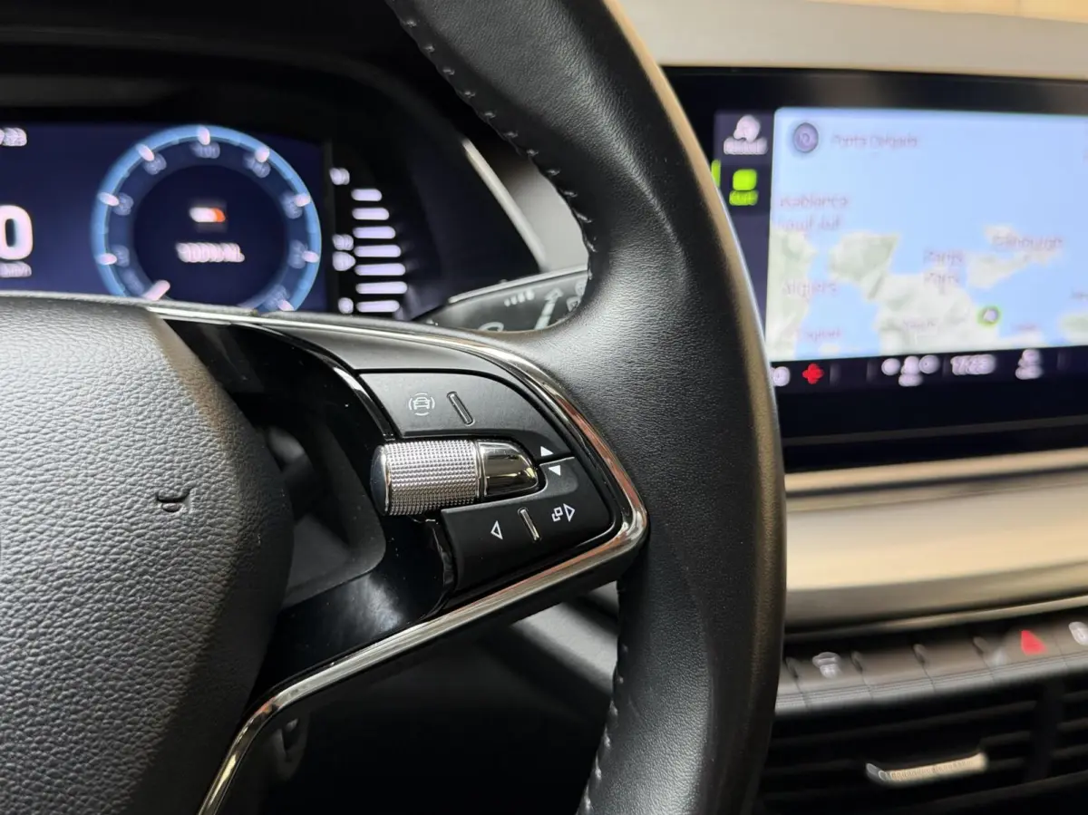 1.0 TSI Ambition Apple CarPlay/Android Auto | Climate & cruise control | LED verlichting | Lichtmetalen velgen | Navigatiesysteem | Parkeersensoren achter | Trekhaak