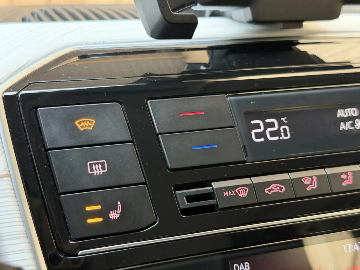 electric SoH 88,14% | Cruise control | Climate control | Metaalkleur | Lichtmetalen velgen | Voorruitverwarming | Stoelverwarming | Parkeersensoren achter