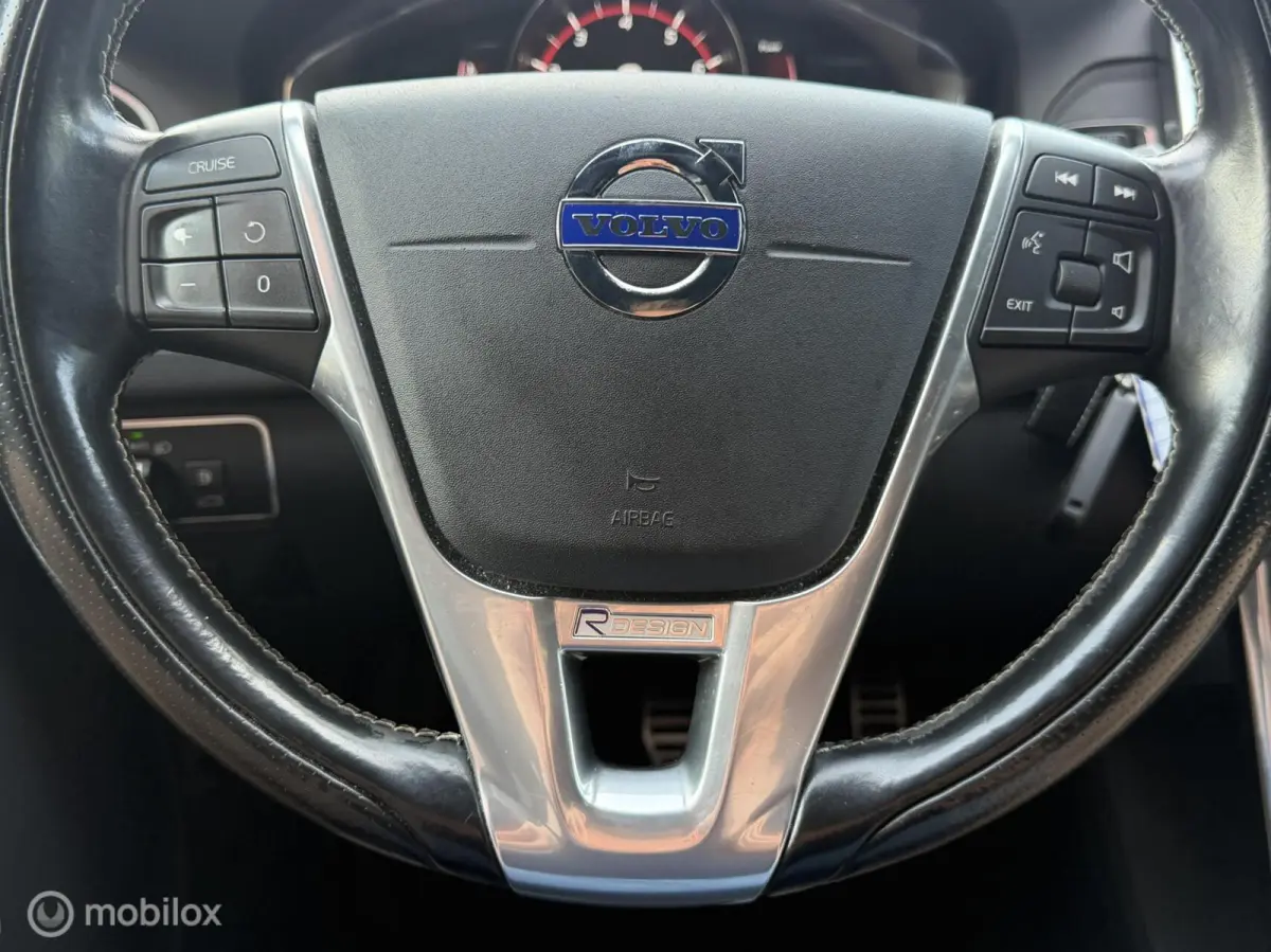 2.0 T5 R-Design NL-AUTO / DEALER HISTORIE / PANO