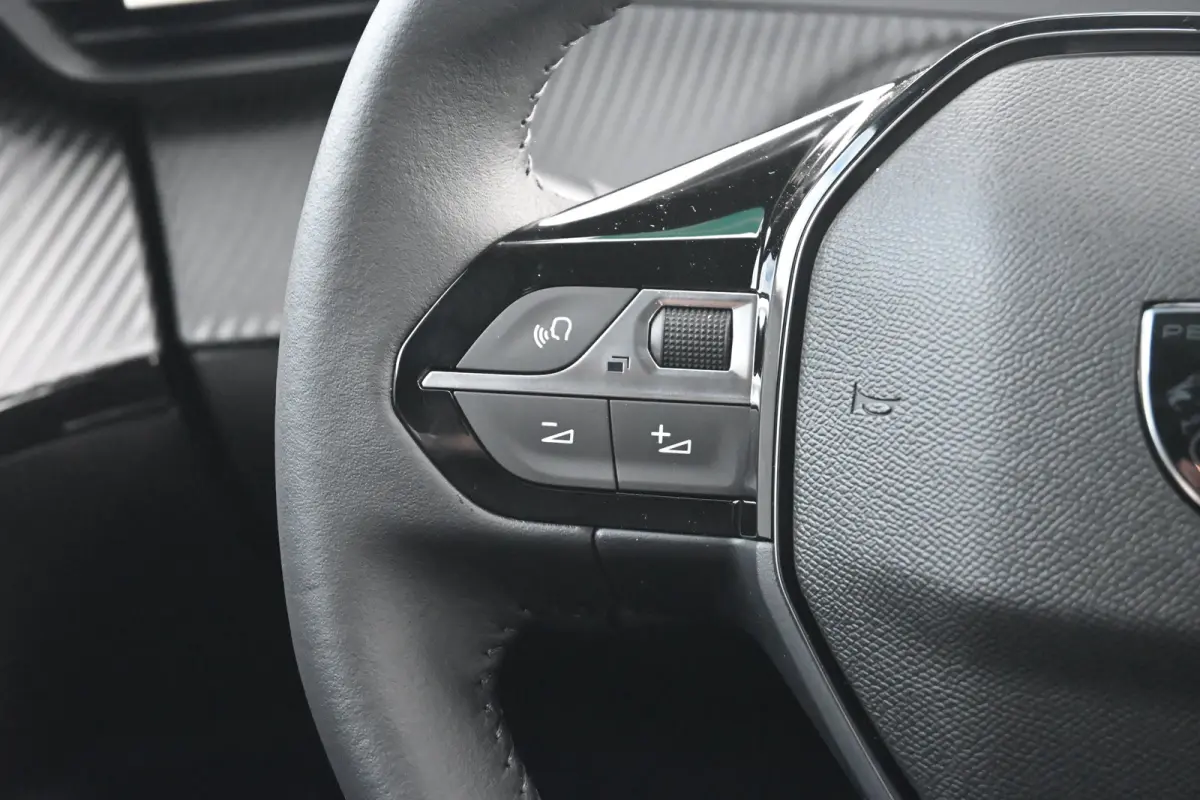 Business tot 8 Jaar garantie! | Climate Control | Dashboard in zacht materiaal met carboneffect en hoogglans zwarte sierstrip | Extra getinte achterste zijruiten en achterruit