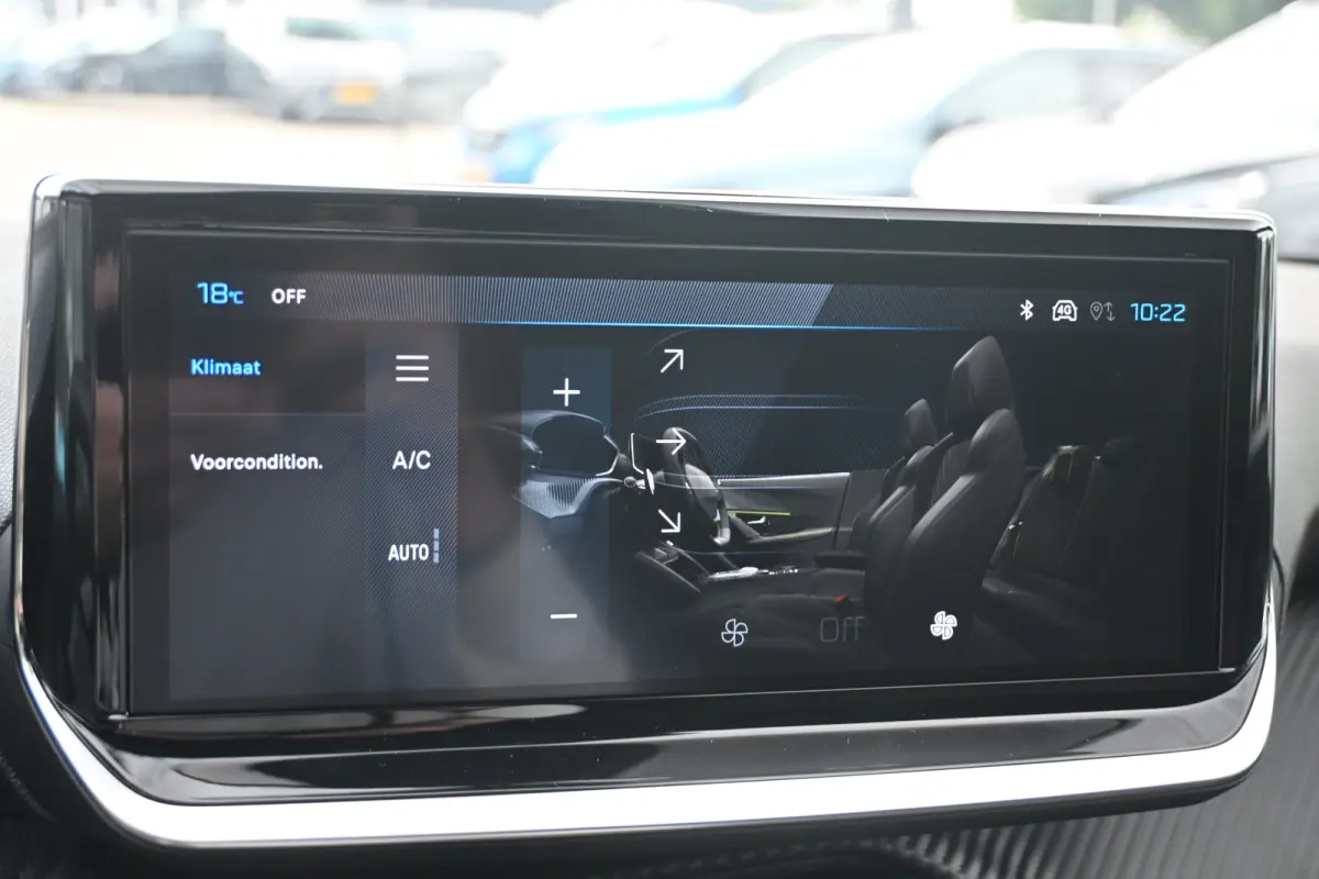 Business tot 8 Jaar garantie! | Climate Control | Dashboard in zacht materiaal met carboneffect en hoogglans zwarte sierstrip | Extra getinte achterste zijruiten en achterruit