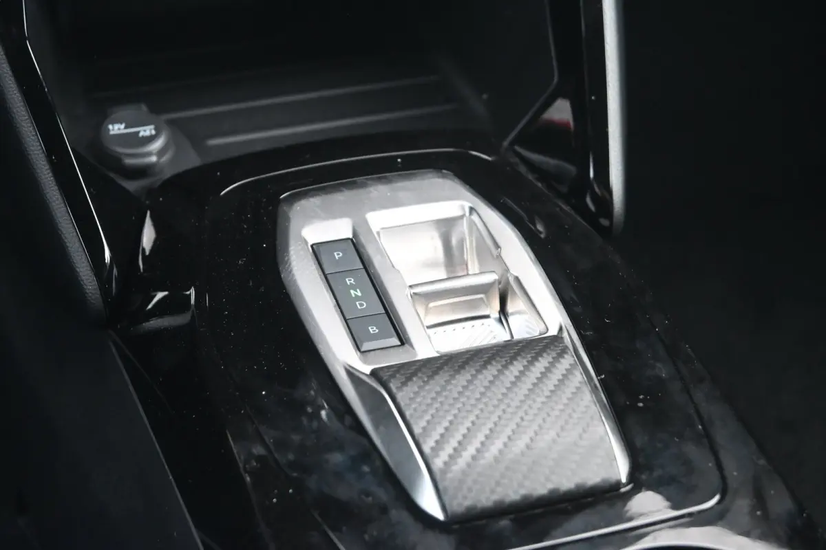 Business tot 8 Jaar garantie! | Climate Control | Dashboard in zacht materiaal met carboneffect en hoogglans zwarte sierstrip | Extra getinte achterste zijruiten en achterruit
