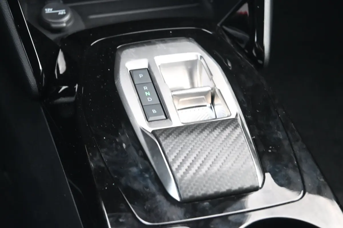 Business tot 8 Jaar garantie! | Climate Control | Dashboard in zacht materiaal met carboneffect en hoogglans zwarte sierstrip | Extra getinte achterste zijruiten en achterruit