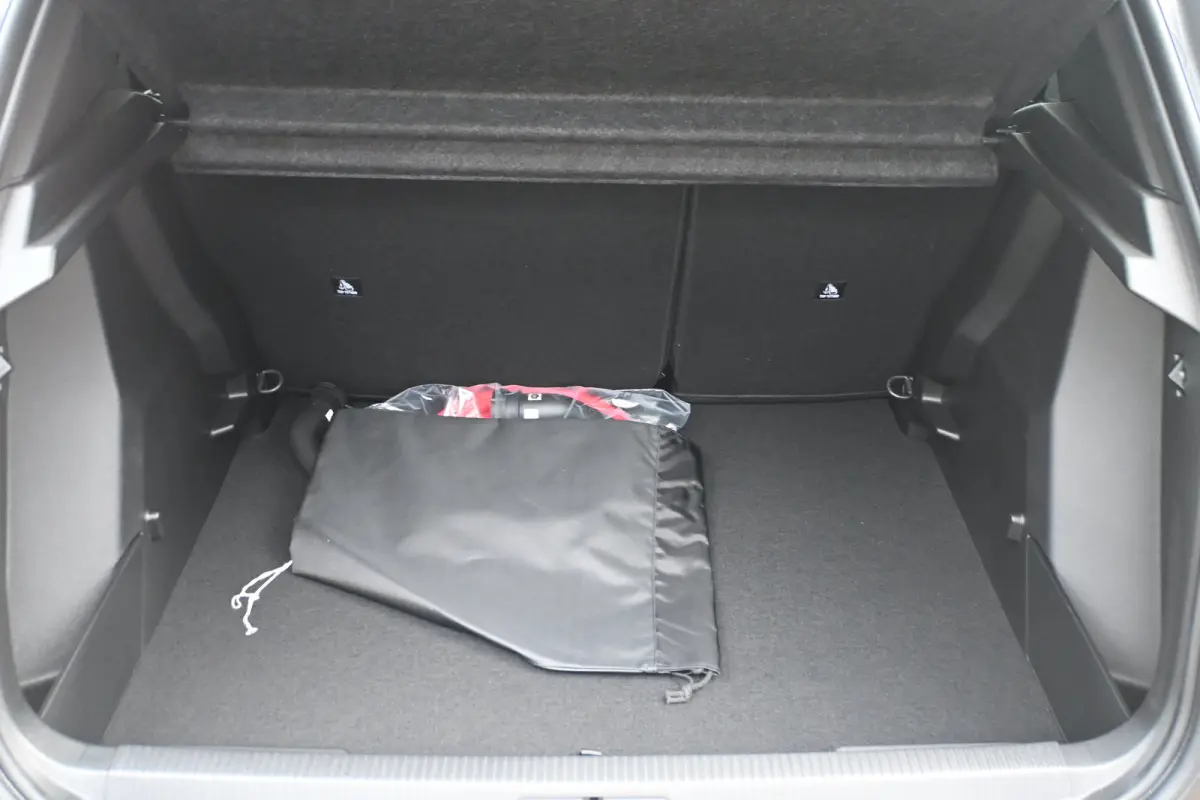 Business tot 8 Jaar garantie! | Climate Control | Dashboard in zacht materiaal met carboneffect en hoogglans zwarte sierstrip | Extra getinte achterste zijruiten en achterruit