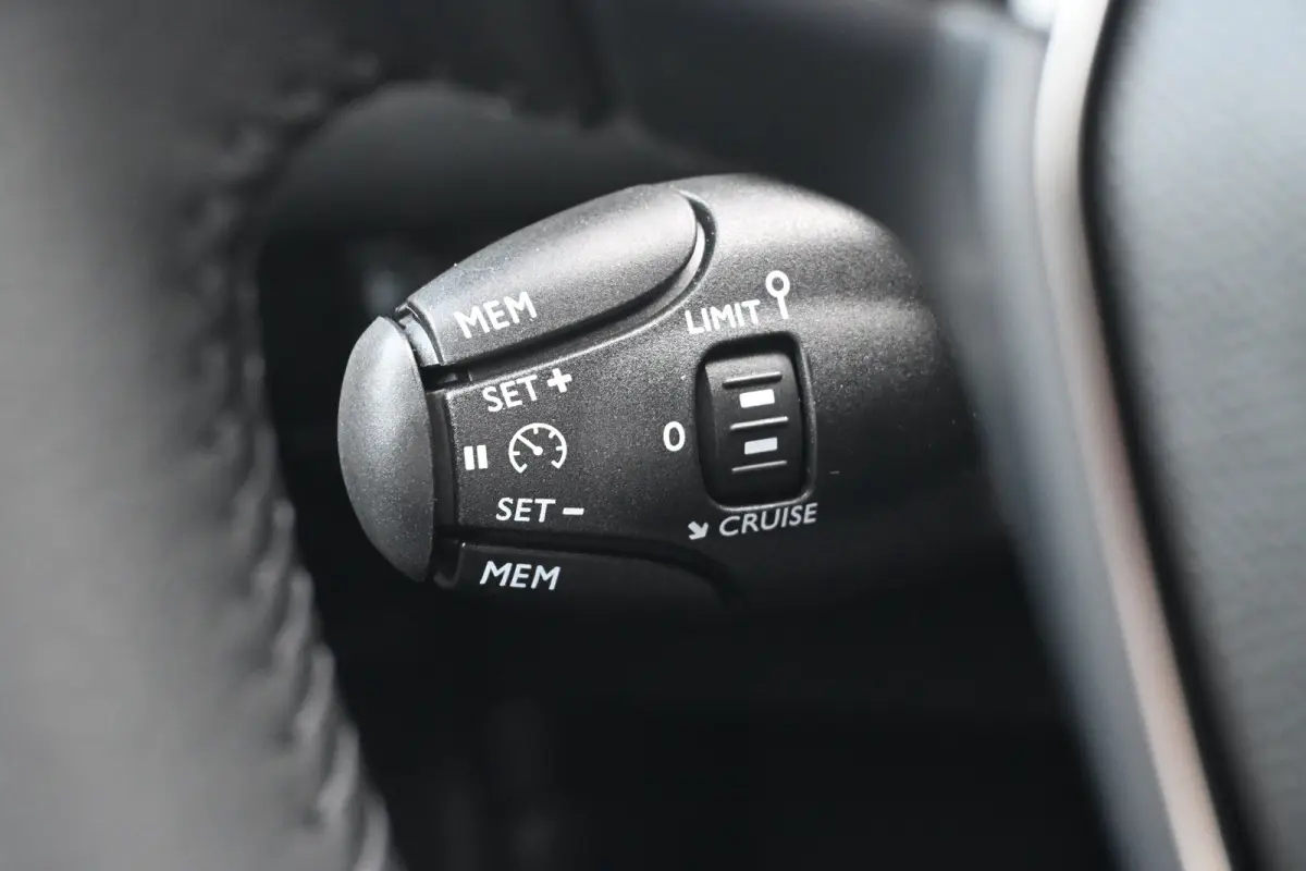 Business tot 8 Jaar garantie! | Climate Control | Dashboard in zacht materiaal met carboneffect en hoogglans zwarte sierstrip | Extra getinte achterste zijruiten en achterruit