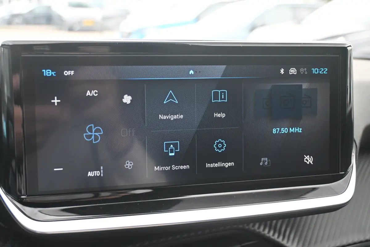 Business tot 8 Jaar garantie! | Climate Control | Dashboard in zacht materiaal met carboneffect en hoogglans zwarte sierstrip | Extra getinte achterste zijruiten en achterruit
