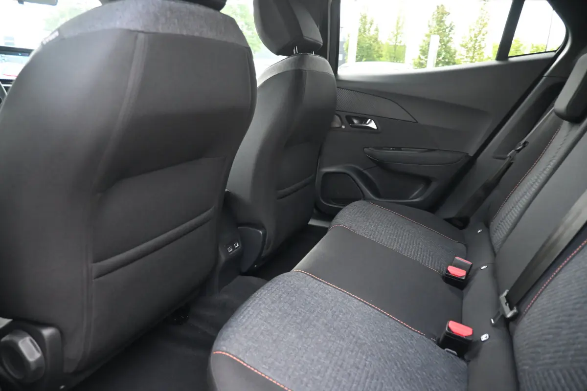 Business tot 8 Jaar garantie! | Climate Control | Dashboard in zacht materiaal met carboneffect en hoogglans zwarte sierstrip | Extra getinte achterste zijruiten en achterruit