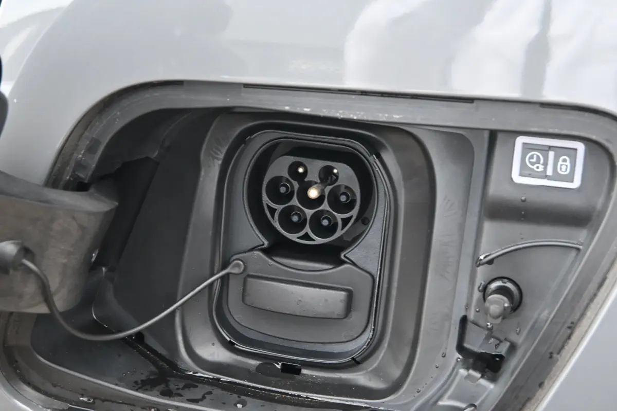 Business tot 8 Jaar garantie! | Climate Control | Dashboard in zacht materiaal met carboneffect en hoogglans zwarte sierstrip | Extra getinte achterste zijruiten en achterruit