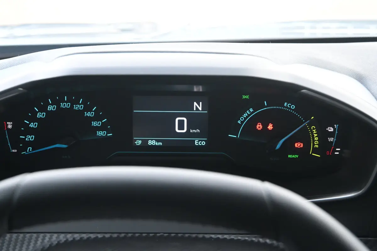 Business tot 8 Jaar garantie! | Climate Control | Dashboard in zacht materiaal met carboneffect en hoogglans zwarte sierstrip | Extra getinte achterste zijruiten en achterruit