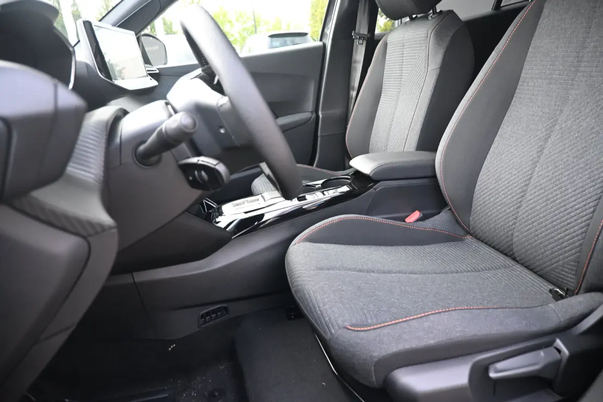 Business tot 8 Jaar garantie! | Climate Control | Dashboard in zacht materiaal met carboneffect en hoogglans zwarte sierstrip | Extra getinte achterste zijruiten en achterruit